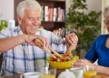 La demenza si combatte a tavola, lo spiega la biologa nutrizionista Chiara Baradello
