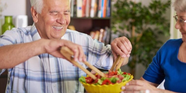 La demenza si combatte a tavola, lo spiega la biologa nutrizionista Chiara Baradello