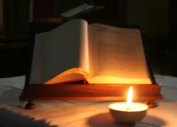 Insegnava loro come uno che ha autorità