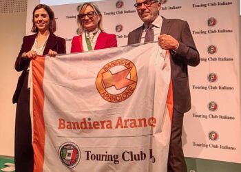 A Cividale la bandiera arancione del Touring