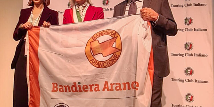 A Cividale la bandiera arancione del Touring
