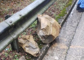 Molinis di Tarcento. Massi sulla strada, interviene la Protezione civile