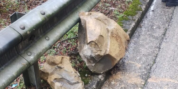 Molinis di Tarcento. Massi sulla strada, interviene la Protezione civile