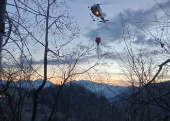 Incendio nei boschi di Rivalpo, in comune di Arta Terme