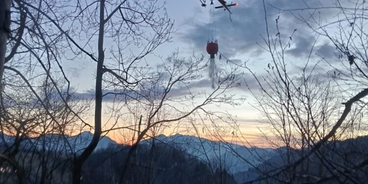 Incendio nei boschi di Rivalpo, in comune di Arta Terme