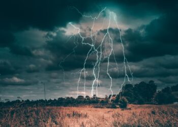 Pioggia, neve, vento, mareggiate. Allerta meteo arancione