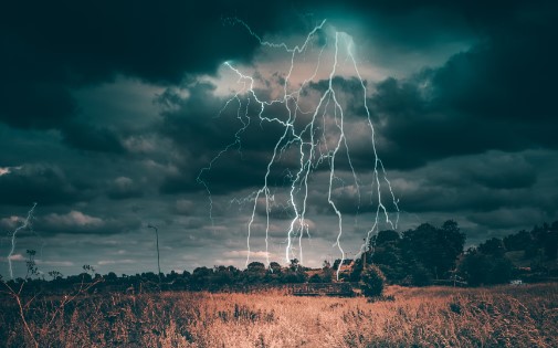 Pioggia, neve, vento, mareggiate. Allerta meteo arancione