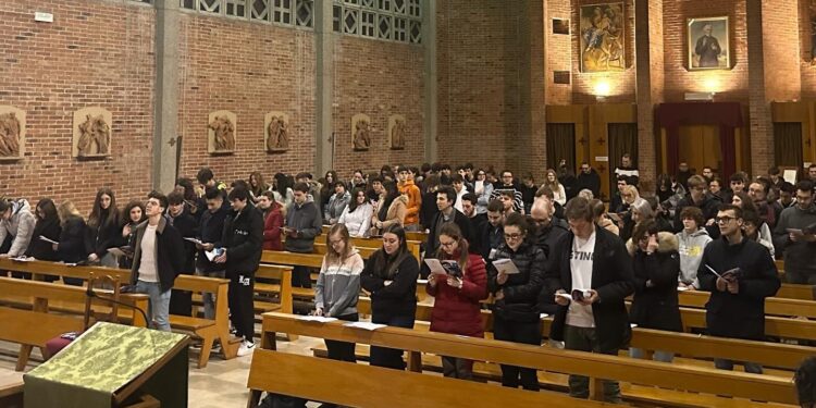La “movida spirituale” dei giovani. «La preghiera ci ricarica»