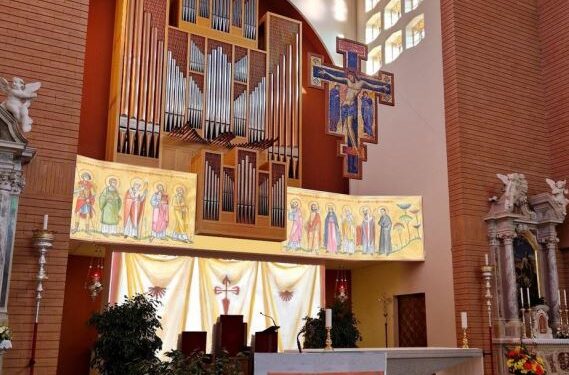 Pasian di Prato, il presbiterio della parrocchiale dipinto con l’oro degli ex voto