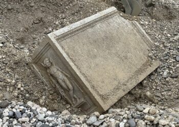Il Torre restituisce un’ara funeraria romana