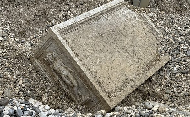 Il Torre restituisce un’ara funeraria romana