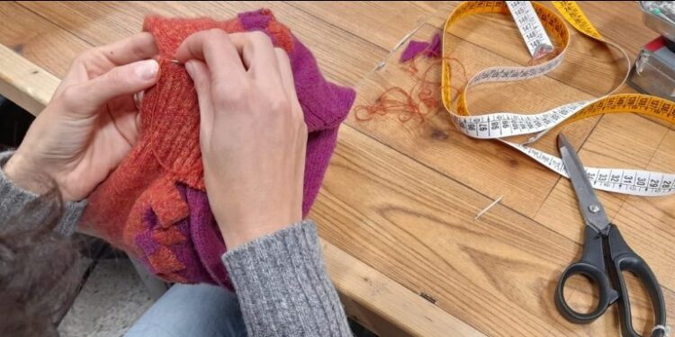 “Trasforma la tua cravatta”. Un nuovo laboratorio alla Sartoria “Il Fîl”