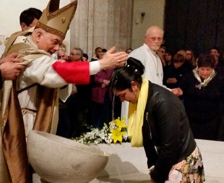Sei adulti verso il Battesimo la notte di Pasqua in Cattedrale