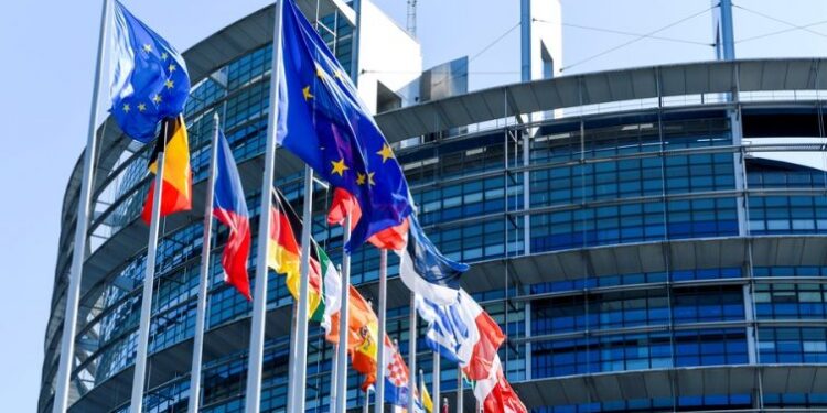 Cala l’interesse per l’Europa? Non guardiamoci l’ombelico