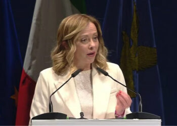 Giorgia Meloni a Pordenone cita l’arcivescovo Alfredo Battisti: «Prima le case e le fabbriche»