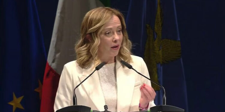 Giorgia Meloni a Pordenone cita l’arcivescovo Alfredo Battisti: «Prima le case e le fabbriche»