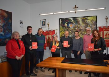 Pocenia. Donato a Comune e Collaborazione pastorale il libro dell’Afds