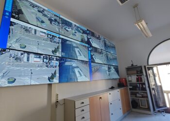 12 monitor per controllare la città. Ecco la sala operativa della Polizia locale di Udine