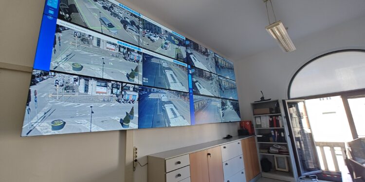 12 monitor per controllare la città. Ecco la sala operativa della Polizia locale di Udine