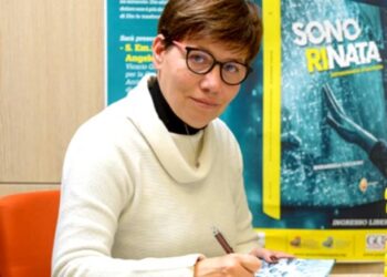 «Nelle maglie di una setta, mi hanno chiesto di uccidere». Mariangela Calcagno presenta il suo libro a Sutrio