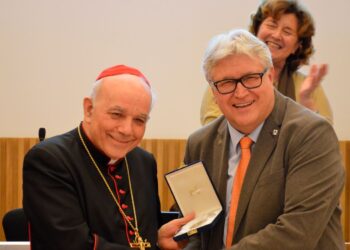 Il Consiglio comunale ringrazia mons. Mazzocato con il Sigillo della città