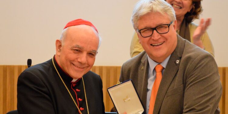 Il Consiglio comunale ringrazia mons. Mazzocato con il Sigillo della città