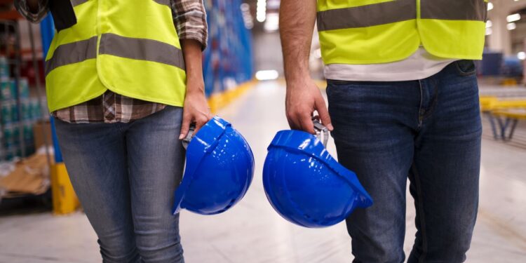 Sicurezza sul lavoro. 300 in piazza con Cgil e Uil. 50 assemblee Cisl: “Far rispettare le norme che già ci sono”. In Friuli solo 48 ispettori su 108