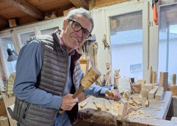 Nate dal legno, le opere di Gigi “entrano” in teatro