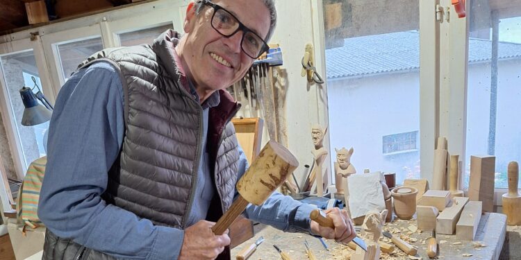 Nate dal legno, le opere di Gigi “entrano” in teatro