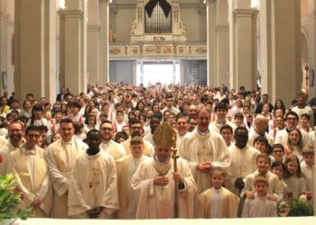 L’abbraccio di centinaia di chierichetti all’arcivescovo Mazzocato