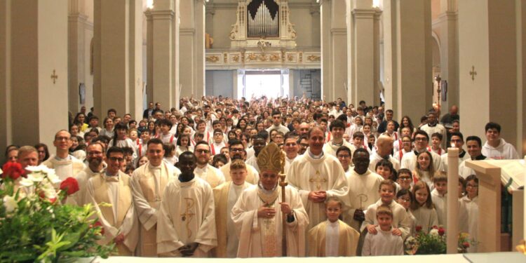 L’abbraccio di centinaia di chierichetti all’arcivescovo Mazzocato