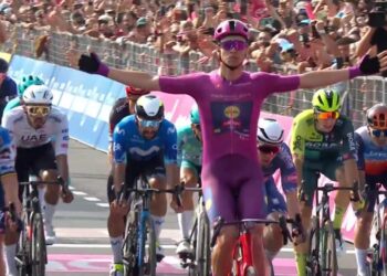 Bis di Jonathan Milan al Giro d’Italia. A Francavilla al Mare con le braccia alzate