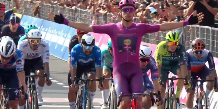 Bis di Jonathan Milan al Giro d’Italia. A Francavilla al Mare con le braccia alzate