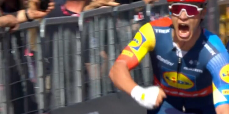 Giro d’Italia, Milan re della volata di Andora