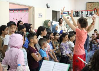 Sara Tosolini, una friulana porta la musica nei campi profughi in Libano