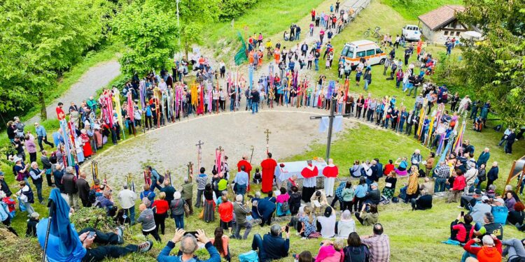 A Zuglio l’antico Bacio delle croci