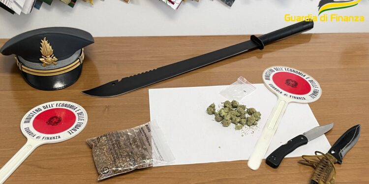 Stupizza. Nell’auto un machete, un pugnale e droga