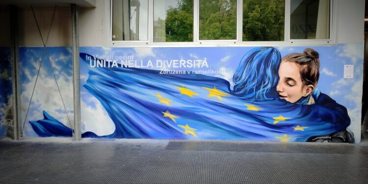 Tolmezzo, gli studenti del Solari promuovono i valori europei con un murale