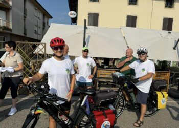 Da Bertiolo ad Atene. La pedalata solidale di padre e figlia per aiutare “Lucyland”