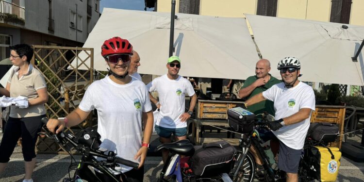 Da Bertiolo ad Atene. La pedalata solidale di padre e figlia per aiutare “Lucyland”