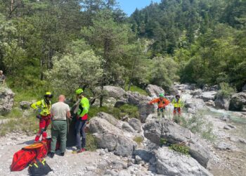 Frana il ponte, volo di due metri nel torrente a Tramonti di Sotto