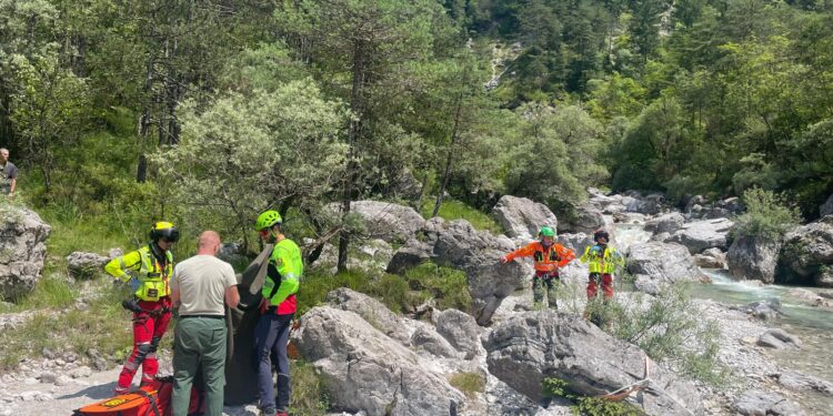 Frana il ponte, volo di due metri nel torrente a Tramonti di Sotto