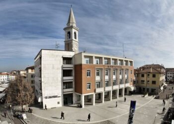 Codroipo. In strada due educatori in dialogo con i giovani