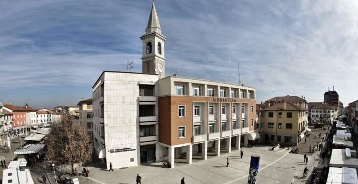 Codroipo. In strada due educatori in dialogo con i giovani