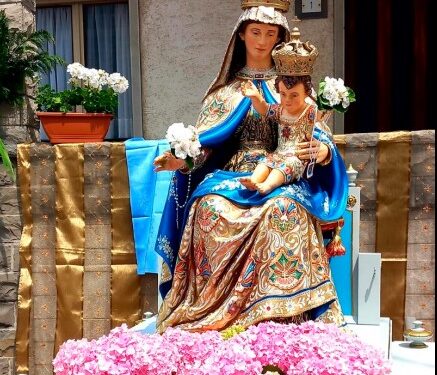 Madonna del Carmine, a Masarolis l’Arcivescovo benedice la nuova statua