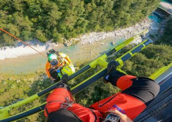 Si tuffa nel Palar, gambe e braccia fratturate