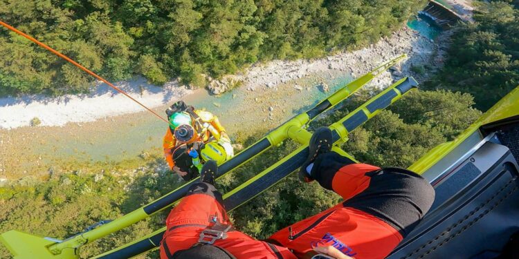 Si tuffa nel Palar, gambe e braccia fratturate
