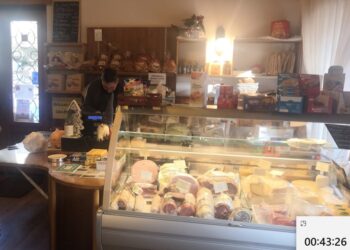 «Caro turista, compra in valle. La montagna vivrà»