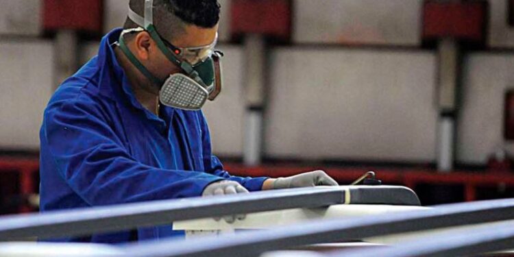 Manifattura in ripresa nell’ultimo trimestre. Ma il confronto col 2023 è ancora negativo