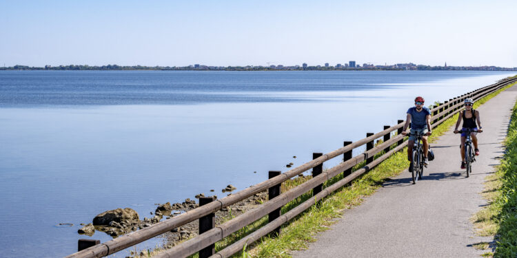 Grado, illuminazione “sostenibile” sul tratto lagunare della Ciclovia Alpe Adria